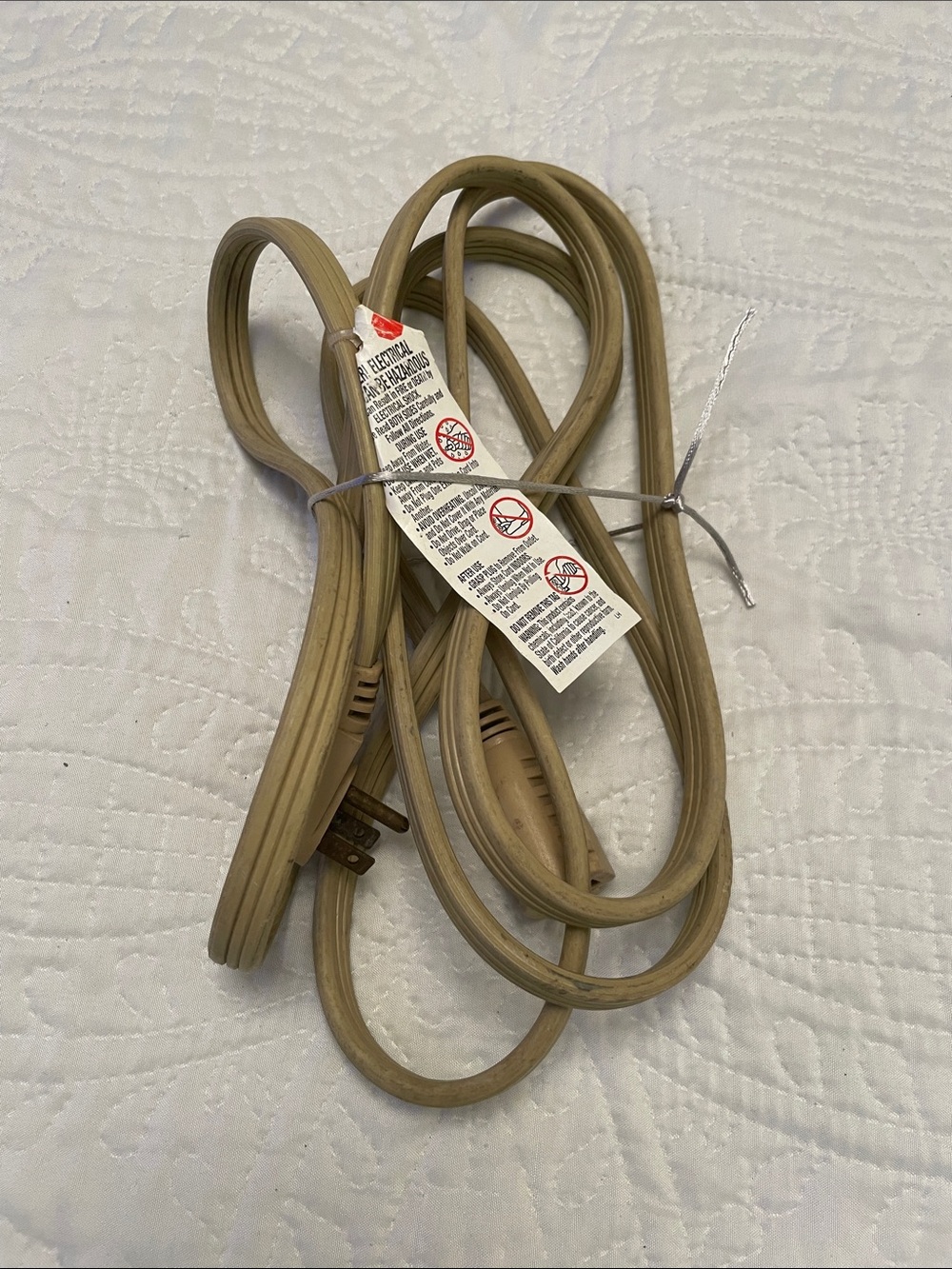 Beige Heavy Duty Electrical Extension Cord Flat Angled Plug Grounded Outlets 9’